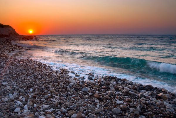 غروب خورشید در ساحل مدیترانه جزیره ساموس یونان