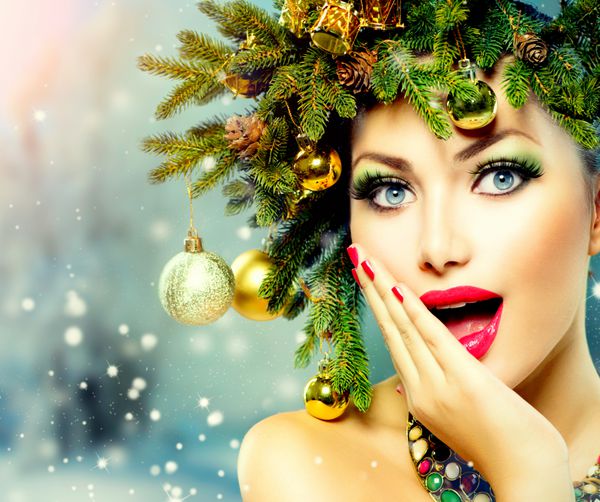 زن کریسمس مدل موهای سال نو زیبا و کریسمس درختی و آرایش پرتره دختر زیبایی بر روی زمستان پس زمینه آرایشی رنگارنگ و مو زن تعجب کرد دهان باز احساسات