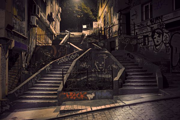 راه پله با نقاشی های دیواری در منطقه بیوگلو استانبول ترکیه