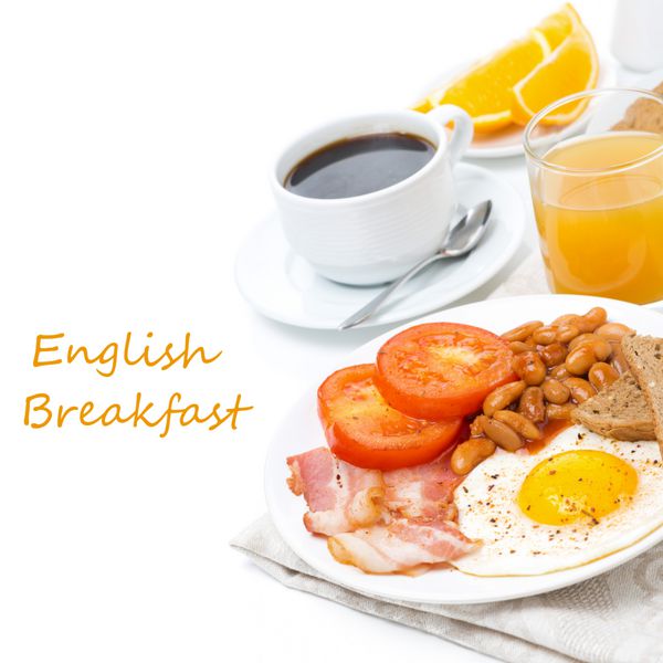 صبحانه انگلیسی سنتی با تخم مرغ سرخ شده گوشت گاو لوبیا قهوه و آب جدا شده بر روی سفید