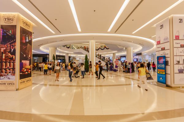 بانکوک دسامبر 5 مردم در سیام پاراژون در 5 دسامبر 2013 مرکز خرید در بانکوک تایلند هستند که یکی از بزرگترین مراکز خرید در آسیا است