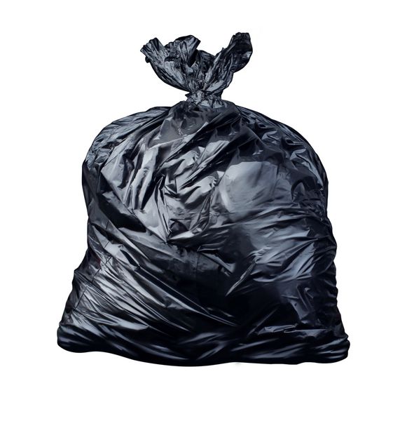 کیسه های زباله جدا شده بر روی زمینه سفید به عنوان نمادی از مدیریت زباله و مسائل زیست محیطی به عنوان پرتاب جعبه پلاستیکی سیاه و سفید از کثیف خردل ذاتی و بی مصرف بی مصرف