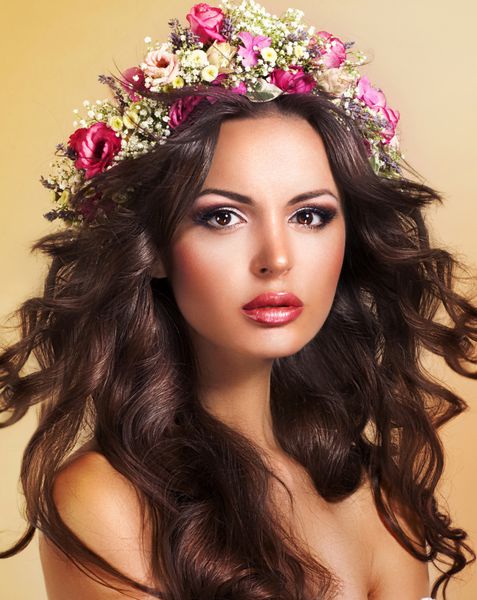 زیبایی جوان با عروسی گل موهای کامل قهوه ای لوکس