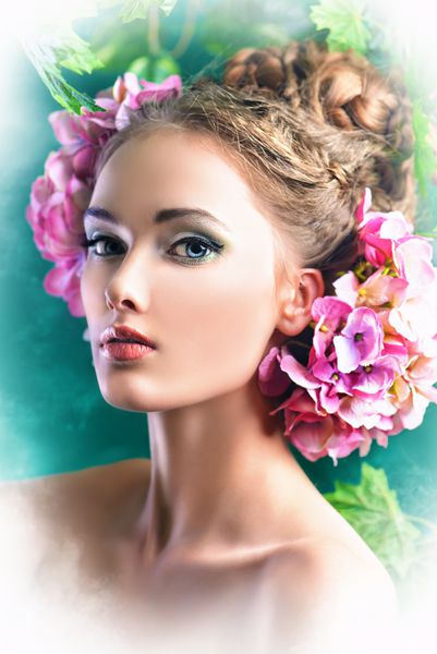 دختر زیبا با گل در موهایش بهار
