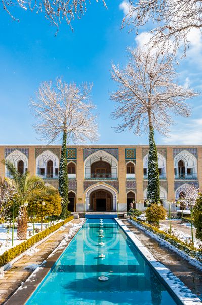 اصفهان ایران 2014 ژانویه 7 دکوراسیون حیاط داخلی هتل اباساسی حدود 300 سال پیش در ایران 7 ژانویه 2014 ساخته شده است فیلم quotده دهک کوچولوquot در سال 1974 در اینجا به ضرب گلوله کشته شد