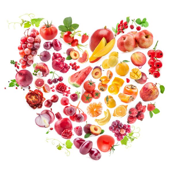 قلب قرمز از میوه ها و سبزیجات جدا شده بر روی سفید