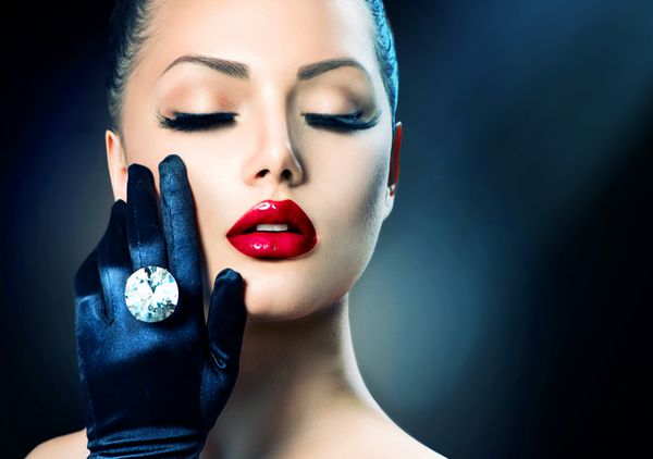 پرتره دختر زیبایی مد سبک سبک دختران پوشیدن دستکش جواهرات جواهر سازی مدل مو و آرایش لب قرمز حلقه الماس پرتره زن یکپارچهسازی با سیستمعامل