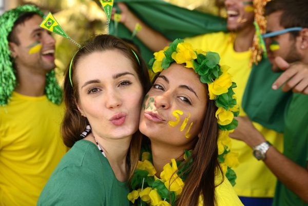 گروهی از دختران برزیلی که در حال پیروزی هستند بوسیدن را دوست دارند