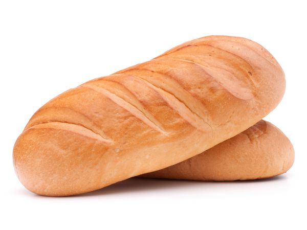 نان تازه بر روی زمینه سفید سفید جدا شده است