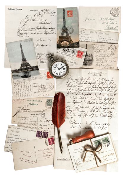 نامه های قدیمی لوازم جانبی و کارت پستال پس زمینه سفر پرنعمت احساساتی با ساعت های عتیقه قلم پر و پروانه