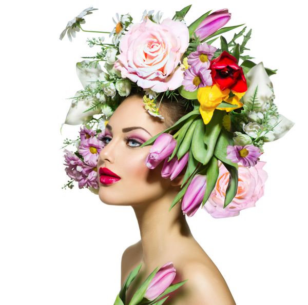 دختر خوشگل بهار با گل مو مدل زیبا زن با گل گل در سر او مدل موی طبیعی تابستان تعطیلات خلاق قبل آرایش مد آرایش پرتره سبک وگو