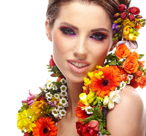 پرتره از یک زن در گل های بهار پوشیدن