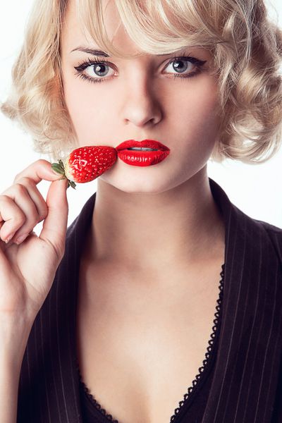 زن زیبا خوردن توت فرنگی