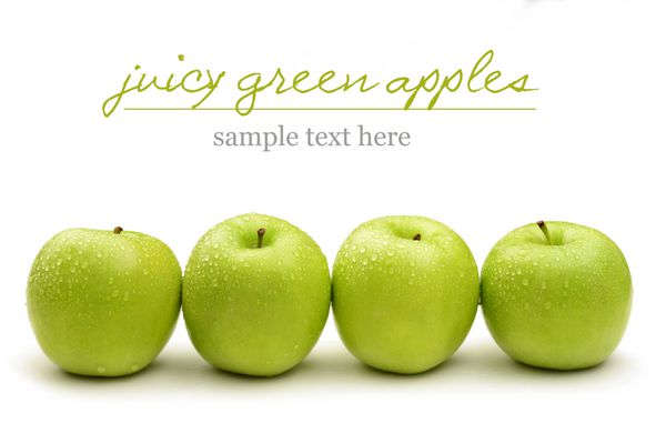 سیب سبز با آب قطره ماکرو نزدیک زمینه سفید