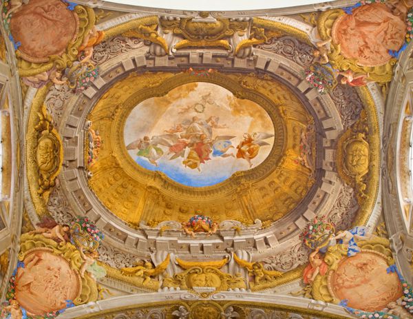 BOLOGNA ایتالیا 2014 مارس 16 نمایشگاه سقف از Chapel of Rosary یا Cappella del Rosario در کلیسای باروک San Domenico Saint Dominic توسط آنجلو میشل کلون و Agostino Mitelli 1655-1657