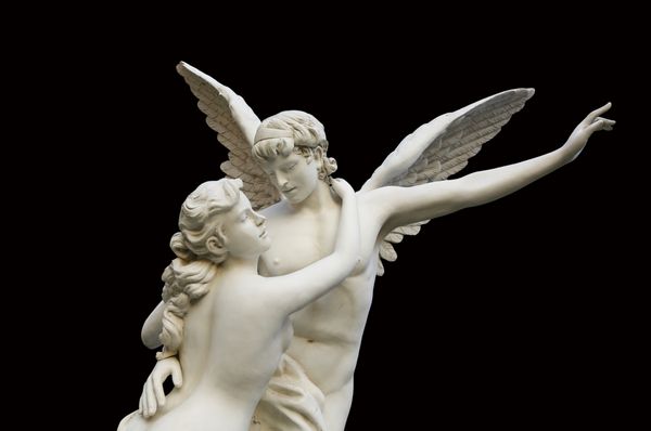 مجسمه یک فرشته و زن جدا شده بر روی زمینه سیاه و سفید