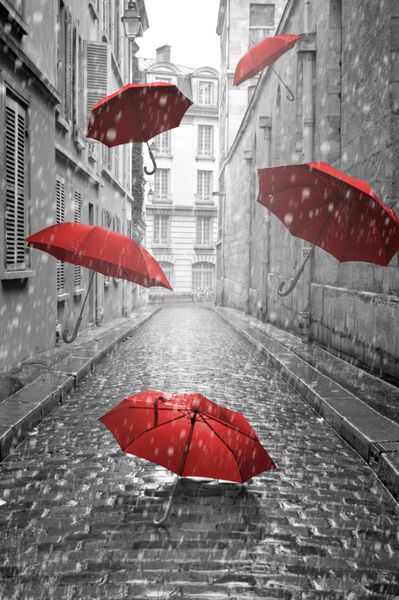 چترهای قرمز پرواز در خیابان تصویر مفهومی سورئال