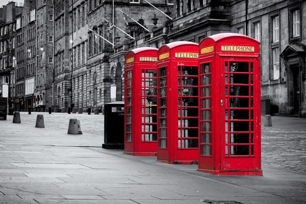 غرفه های تلفن قرمز در امتداد مایل های معروف سلطنتی در سیاه و سفید در ادینبورگ پایتخت اسکاتلند بریتانیا