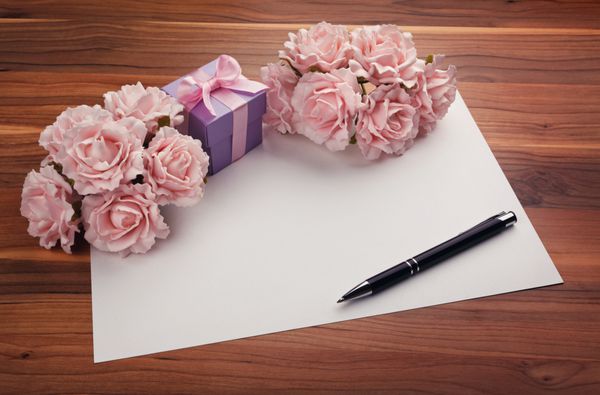 کارت تولد با قلم گل رز صورتی و جعبه هدیه بنفش