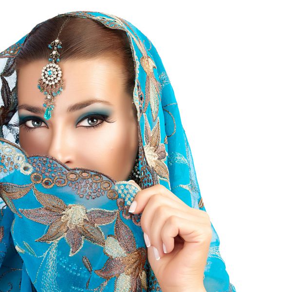 زیبایی قومی زن هندو زیبا با لباس های سنتی جواهرات و آرایش