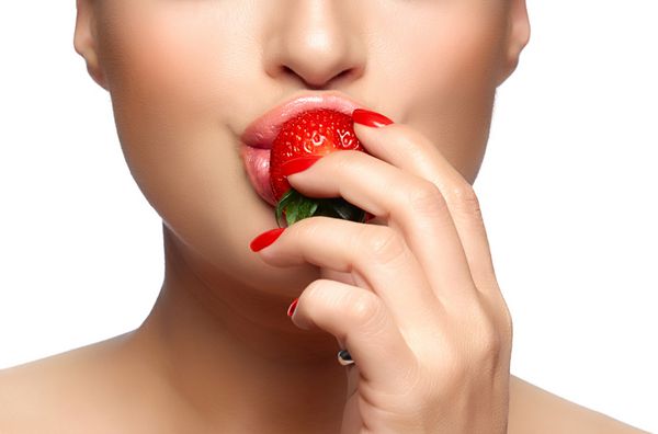 رژیم غذایی تغذیه سالم دهان زنان خوردن توت فرنگی مفهوم رژیم غذایی نیش شیرین پرتره نزدیک بر روی سفید