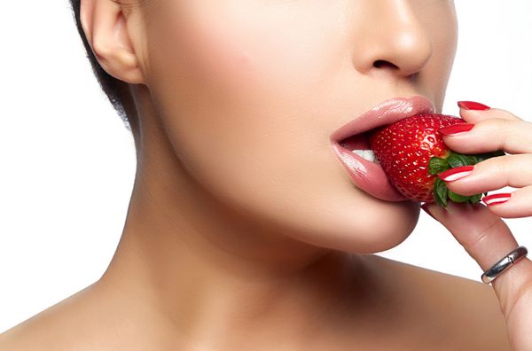 رژیم غذایی نیش شیرین دهان و دندان سالم زنان خوردن توت فرنگی پرتره نزدیک بر روی سفید مفهوم رژیم غذایی