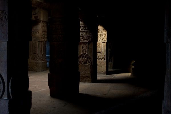 ستون های معبد هندوستان توسط پرتو نور بادامی دولت کارناتاکا هند روشن شده است