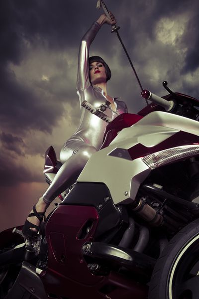 دوچرخهسواری جنگجو و زن زیبای موتور سیکلت
