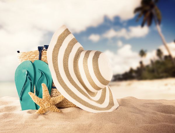 مفهوم تابستان با ساحل شنی پوسته و صندل قرمز