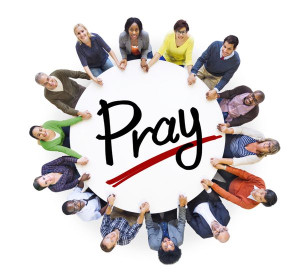 گروهی از مردم دست به دعا می زنند