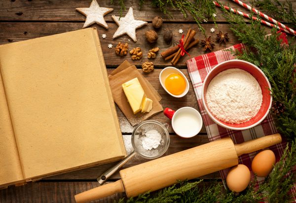 کریسمس پس زمینه کیک پخت Blank کتاب آشپزی با مواد غذایی و دکوراسیون در اطراف میز مقدماتی چوب بلوط از بالا چیدمان با فضای متن آزاد