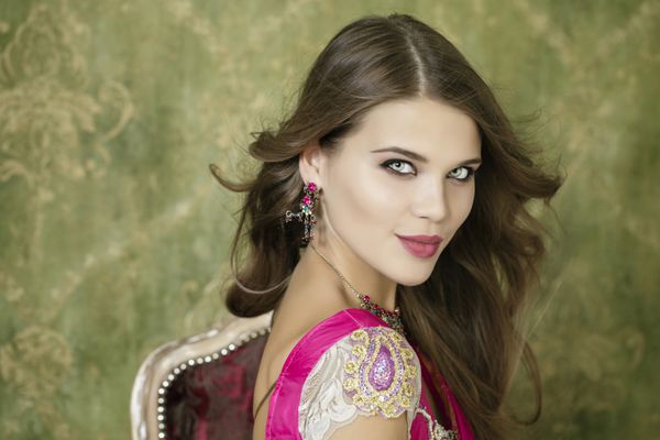زن جوان زیبا در لباس قرمز هند