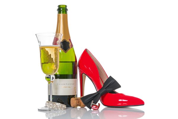 شامپاین و کراوات سیاه و سفید با کفش قرمز و لوازم جانبی جدا شده بر روی زمینه سفید