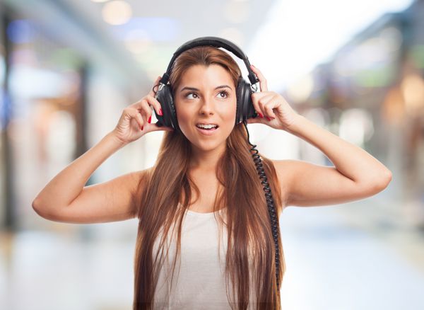 پرتره یک زن جوان گوش دادن به موسیقی با هدفون
