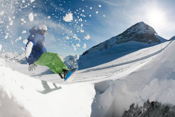 عکس snowboarder بیش از snowdrift رفتن برای ورزش در زمستان