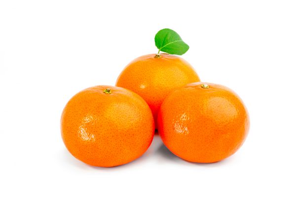 سه نارنگی جدا شده بر روی زمینه سفید