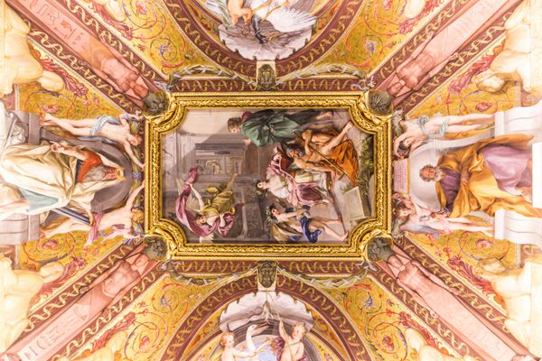 واتیکان ژوئن 09 2014 سقف در یکی از اتاقهای رافائل Stanze di Raffaello در موزه واتیکان رم ایتالیا