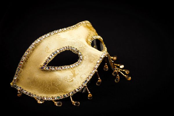 ماسک کارناوال طلایی بر روی سیاه و سفید