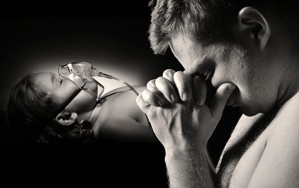 پدر برای سلامتی دختر جدی بیمار دعا می کند عکسهای دیگر از این سری در منوهای من