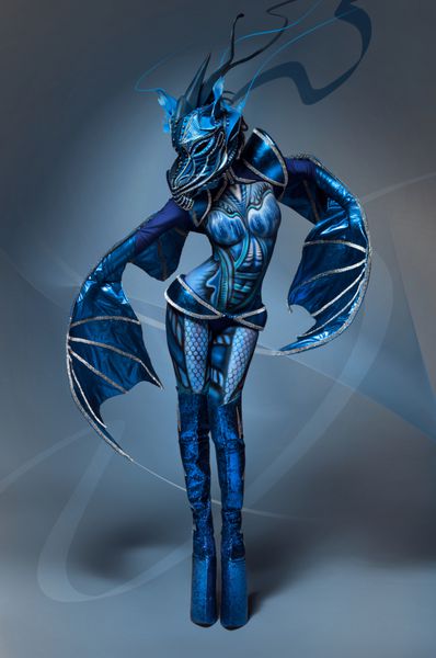 زن با پوست آبی رنگ در لباس اژدها