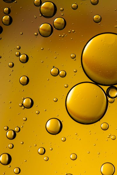 روغن و آب انتزاعی در زرد و طلا به تصویب افزایش حباب