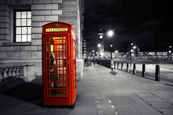 غرفه تلفن قرمز در میدان پارلمان یکی از معروف ترین آیکون های لندن بیگ بن است که به دور از عقب است