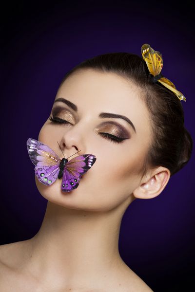 زن زیبا با آرایش روشن و پروانه
