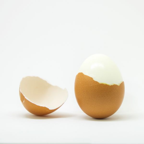 تخم مرغ پخته شده در زمینه سفید برای آشپزی