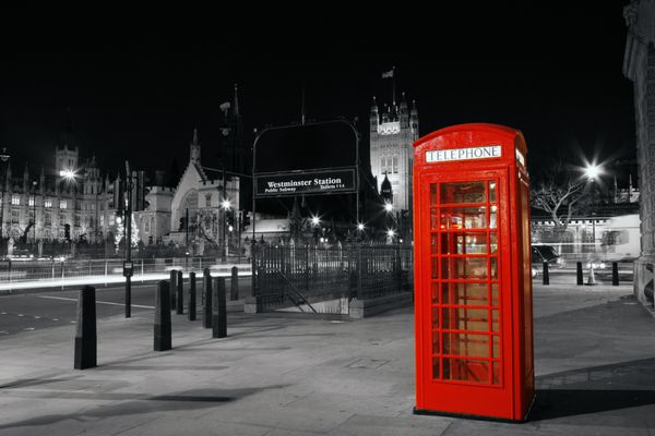 غرفه تلفن قرمز در شب برج ویکتوریا در فاصله غرفه تلفن قرمز یکی از معروف ترین نمادهای لندن است