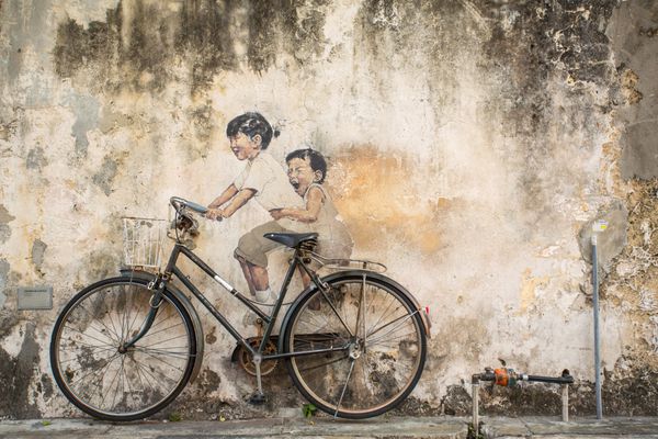 جورج تاون پنانگ مالزی 2015 مارس 1 نقاشی های عجیب و غریب بچه های کوچک در یک دوچرخه در جورج تاون پنانگ توسط هنرمند لیتوانی Ernest Zacharevic