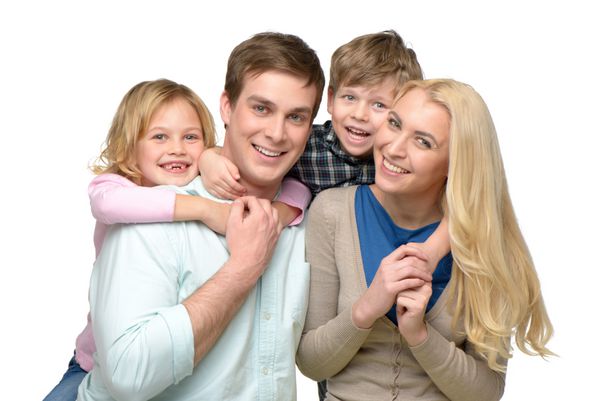 خانواده خوشبختانه لبخند زدن از چهار زمان لذت بردن با هم بچه ها به والدین سوار می شوند جدا شده بر روی زمینه سفید مفهوم خانواده شاد