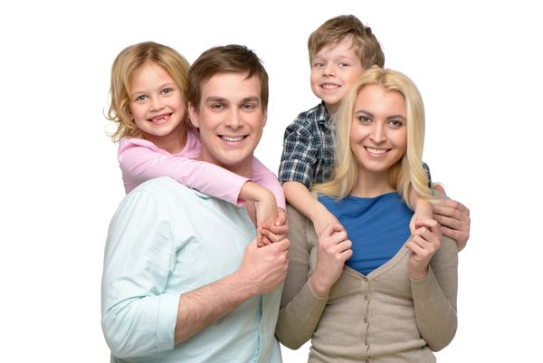 خانواده خنده دار شاد از چهار بار با هم لذت ببرند و به دوربین نگاه کنند جدا شده بر روی زمینه سفید مفهوم خانواده شاد