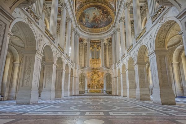 VERSAILLES FRANCE آوریل 18 2015 کلیسای سلطنتی Chapelle royale در قصر ورسای محل اقامت پادشاه خورشید لوئیس XIV