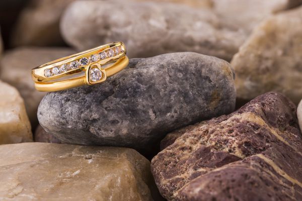 حلقه الماس به شکل قلب در سنگ های قدیمی دمیده شده است
